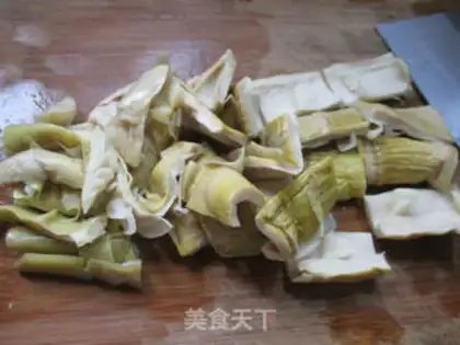 Make Corn-tailed pig hoof soup step 1