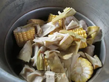 Make Corn-tailed pig hoof soup step 2