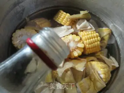 Make Corn-tailed pig hoof soup step 4