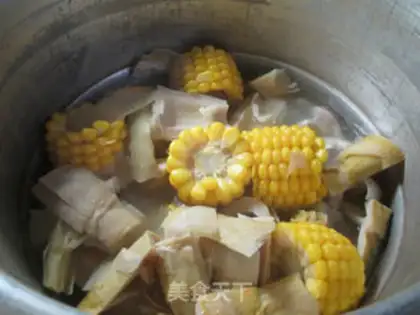 Make Corn-tailed pig hoof soup step 6