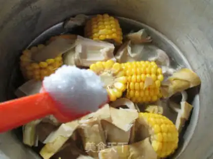 Make Corn-tailed pig hoof soup step 7