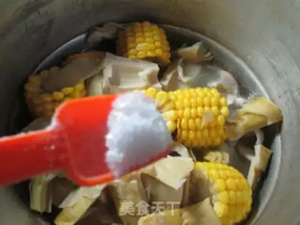 Make Corn-tailed pig hoof soup step 8