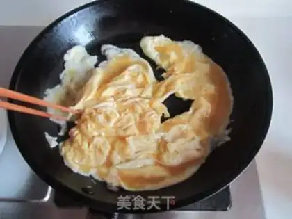 Make Dutch bean sea mushroom fried eggs step 3