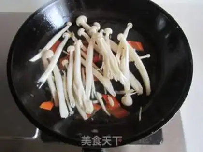 Make Dutch bean sea mushroom fried eggs step 5