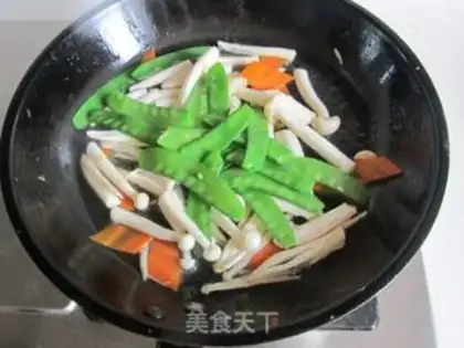 Make Dutch bean sea mushroom fried eggs step 6