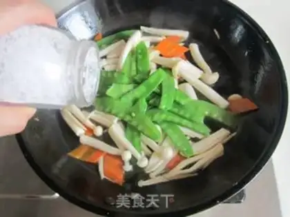 Make Dutch bean sea mushroom fried eggs step 7