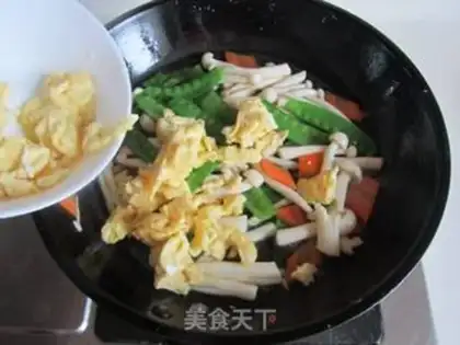 Make Dutch bean sea mushroom fried eggs step 8