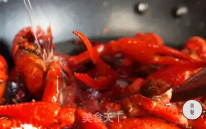 Make Spicy lobsters on the street step 2