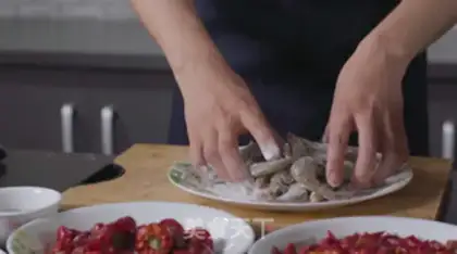 Make Berry spicy shrimp step 1