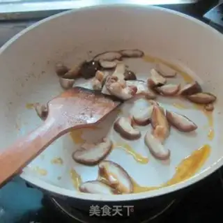 Make Celery sausage fried mushrooms step 1