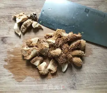 Make Monkey mushrooms with chicken wings step 1