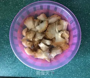 Make Monkey mushrooms with chicken wings step 2