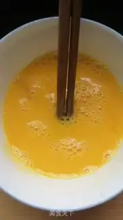 Make Scrambled eggs step 1