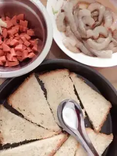 Make Shrimp toast pizza step 1