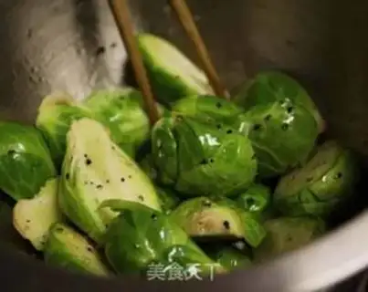 Make Soo-cooked kale step 1