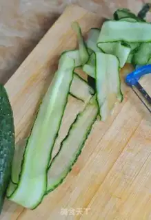 Make Tuna cucumber sushi step 6