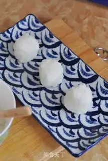 Make Tuna cucumber sushi step 7