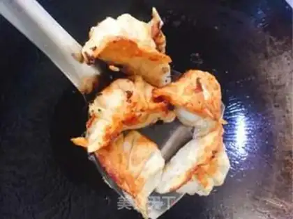 Make Puffed meat dumplings step 16