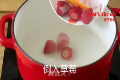 Make Homemade strawberry syrup snowflake ice step 2