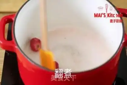 Make Homemade strawberry syrup snowflake ice step 3