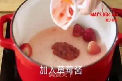 Make Homemade strawberry syrup snowflake ice step 4
