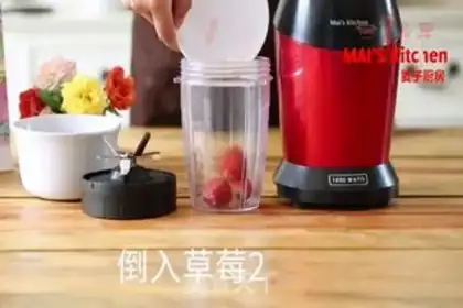 Make Homemade strawberry syrup snowflake ice step 7