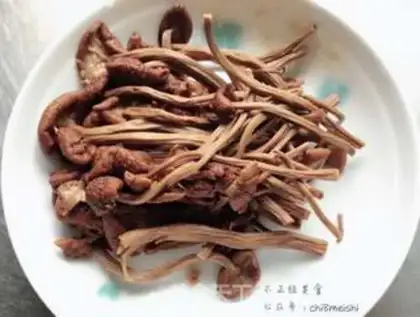Make Tea mushroom fried meat step 1