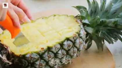 Make Pineapple boat fried rice step 1