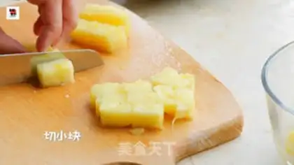 Make Pineapple boat fried rice step 3