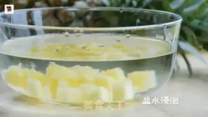 Make Pineapple boat fried rice step 4
