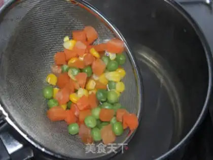 Make Pineapple boat fried rice step 6