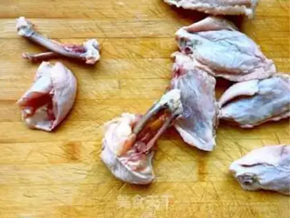 Make Crab-smelling chicken wings step 1