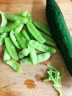 Make Dutch cucumber fried noodles step 2