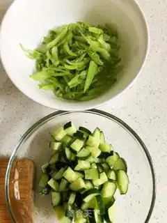 Make Dutch cucumber fried noodles step 3