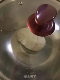 Make Liang is a meat dumpling step 1
