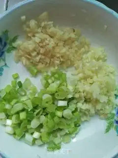 Make Green peppers and eggs step 1