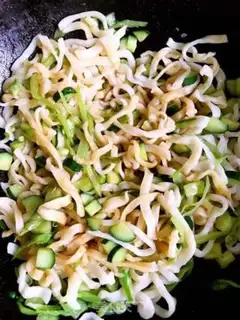 Make Dutch cucumber fried noodles step 6