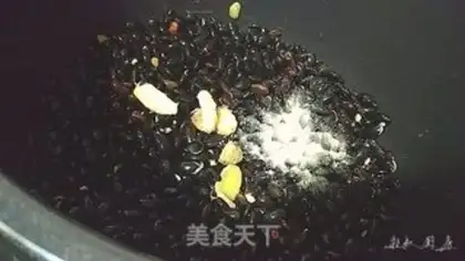 Make Black bean stew pig hoof step 7