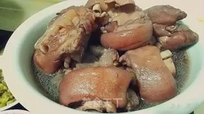 Make Black bean stew pig hoof step 10