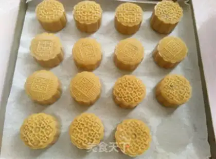 Make Coconut cranberry mooncake step 15