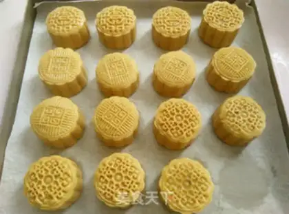 Make Coconut cranberry mooncake step 16