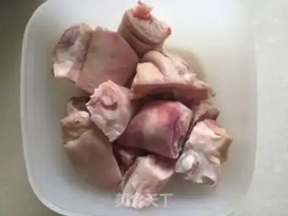 Make Bean radish and pig feet step 1