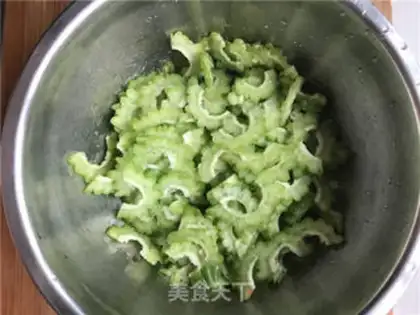 Make Scrambled duck eggs step 1