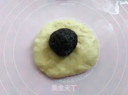 Make Mexican red bean bread step 5