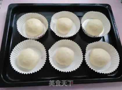 Make Mexican red bean bread step 7