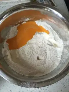 Make The raisin buns are squeezed step 0