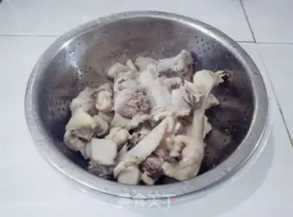 Make Weishan chicken soup step 4