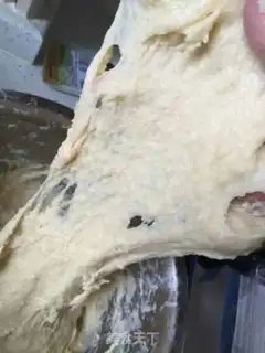 Make The raisin buns are squeezed step 2