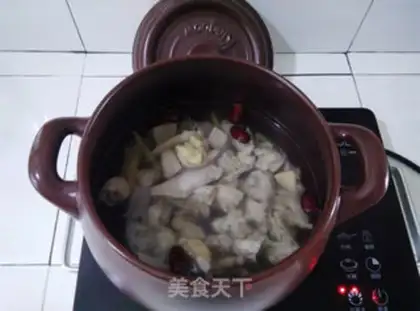 Make Weishan chicken soup step 7