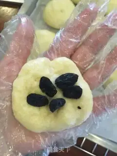Make The raisin buns are squeezed step 4